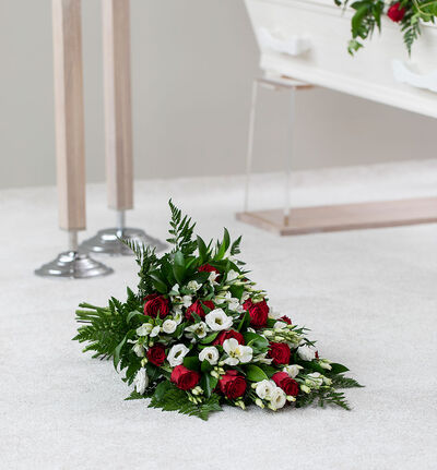 Bårebukett i rødt og hvitt 50 cm Bårebukett i rødt og hvitt 50 cm